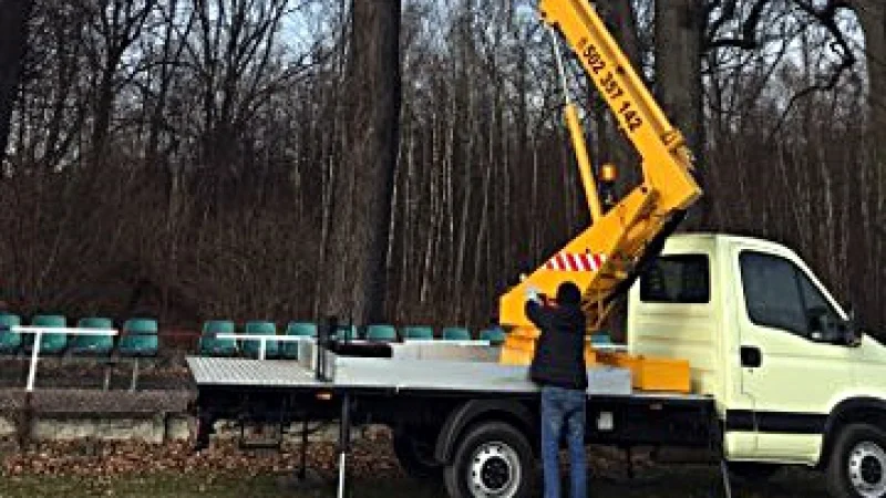 Kolejne 2 lampy na boisku